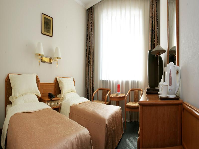 Regal Wangfujing Hotel 4*